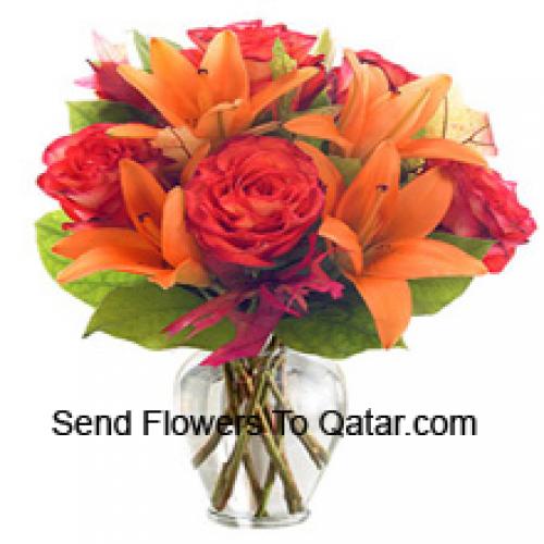 Orange Lilien und Orange Rosen in Vase